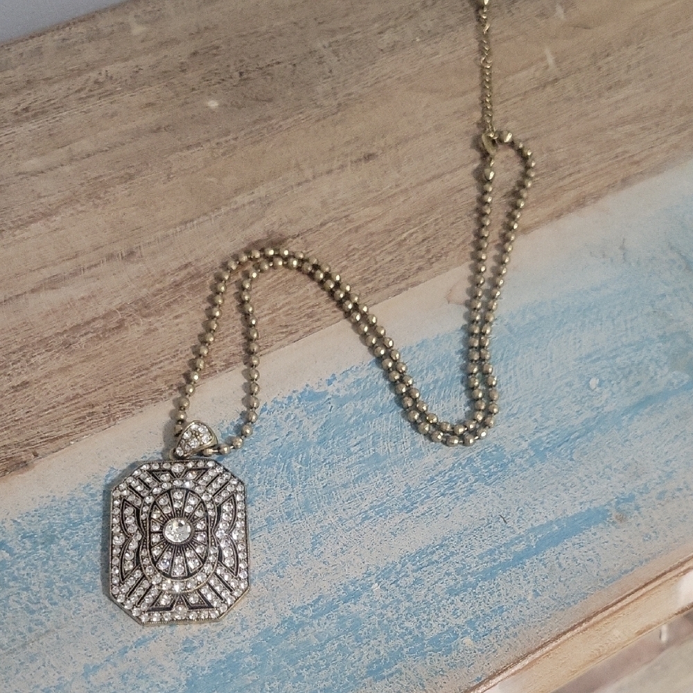 Paula Abdul marked AB cn Elegant Chrystal adorned Pendant Necklace